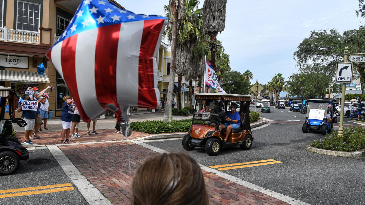 أنصار لنائب الرئيس الأميركي السابق جو بايدن في قرية فيلدجز بولاية فلوريدا يحتفلون بفوزه رسمياً بترشيح الحزب الديموقراطي للانتخابات الرئاسية في 21 أغسطس 2020