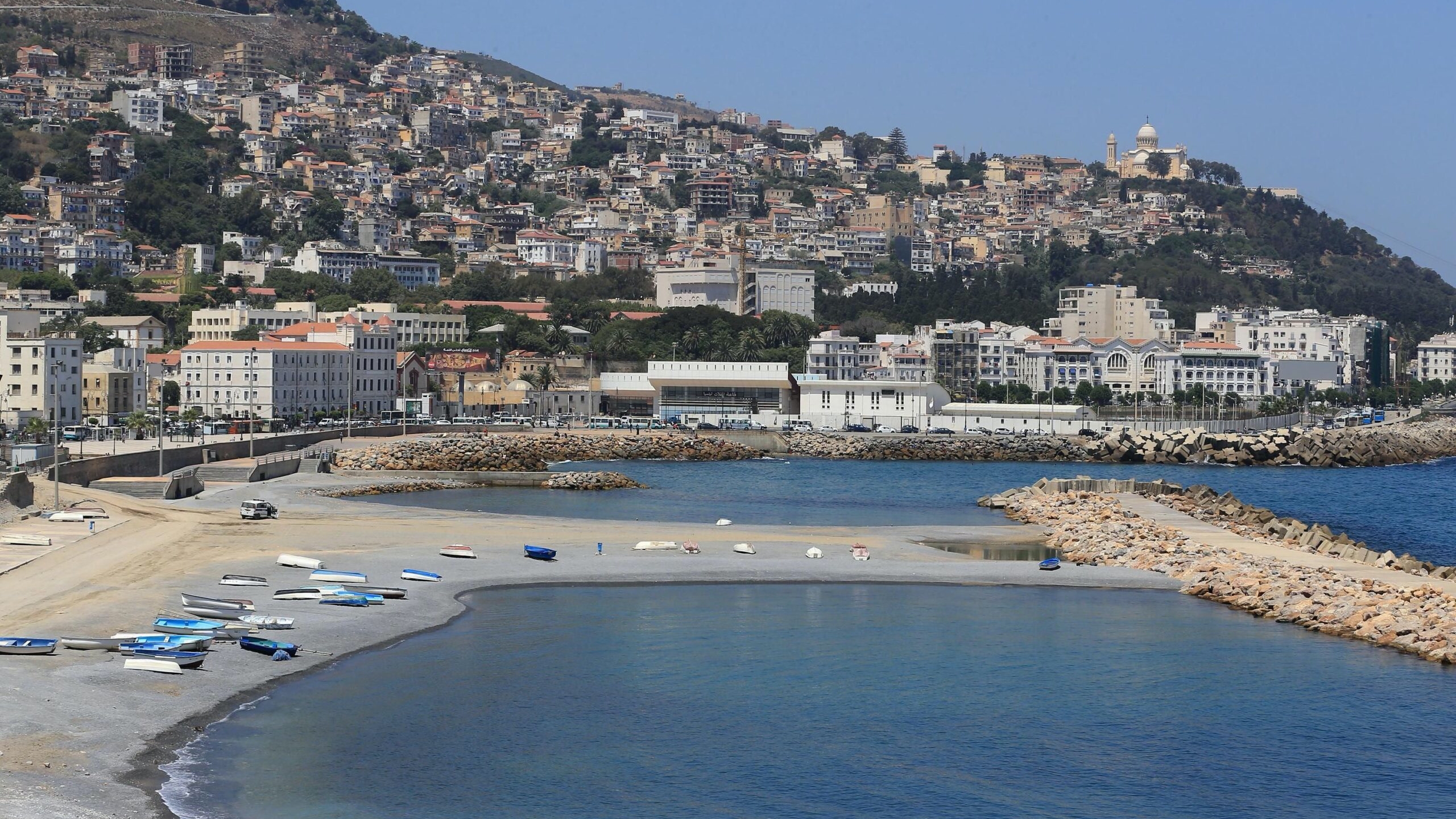 شاطئ خال من رواده في الجزائر بعد قرار الحكومة يوم 26 يوليو تمديد الاغلاق لـ15 يوماً في 29 مقاطعة لمنع انتشار وباء كورونا. (شينخوا)