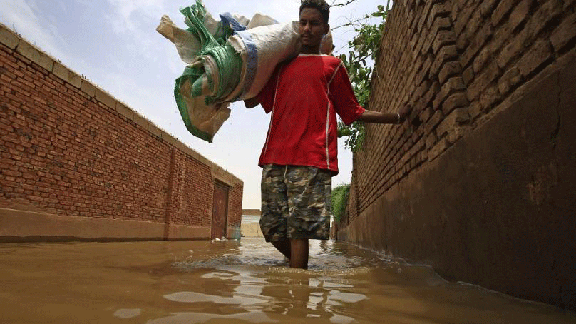 مياه الفيضانات تجتاح المنازل وتخرب الممتلكات