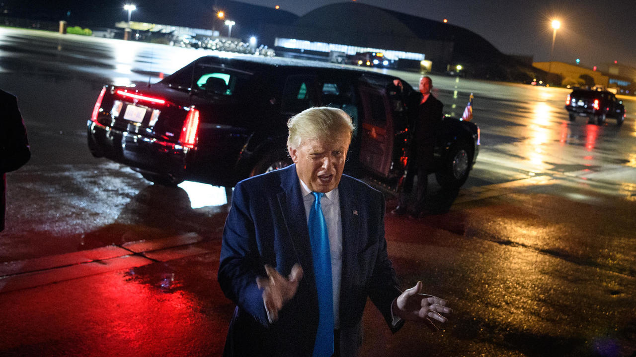 الرئيس الأميركي دونالد ترامب بعد وصول طائرته إلى قاعدة أندروز الجوية في مريلاند في 3 سبتمبر 2020