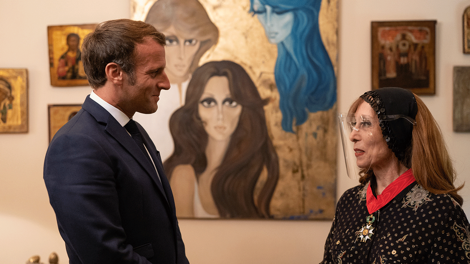 الرئيس الفرنسي إيمانويل ماكرون يقلد فيروز وسام جوقة الشرف الفرنسي