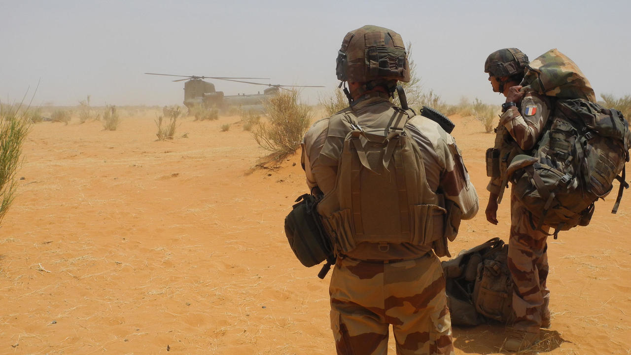 جنديان فرنسيان ينتظران هبوط مروحية بالقرب من قاعدة غوسي العسكرية في مالي، 24 مارس 2019