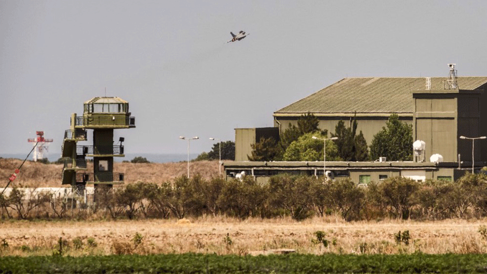 مقاتلة فرنسية تقلع من قاعدة أندرياس باباندريو القريبة من مطار بافوس الدولي في قبرص، 17 أغسطس 2020