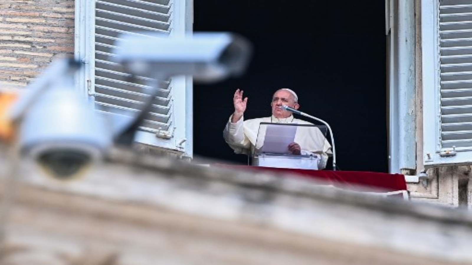 البابا فرنسيس يخاطب المصلين من نافذة القصر الرسولي المطل على ساحة القديس بطرس بالفاتيكان في 30 أغسطس 2020