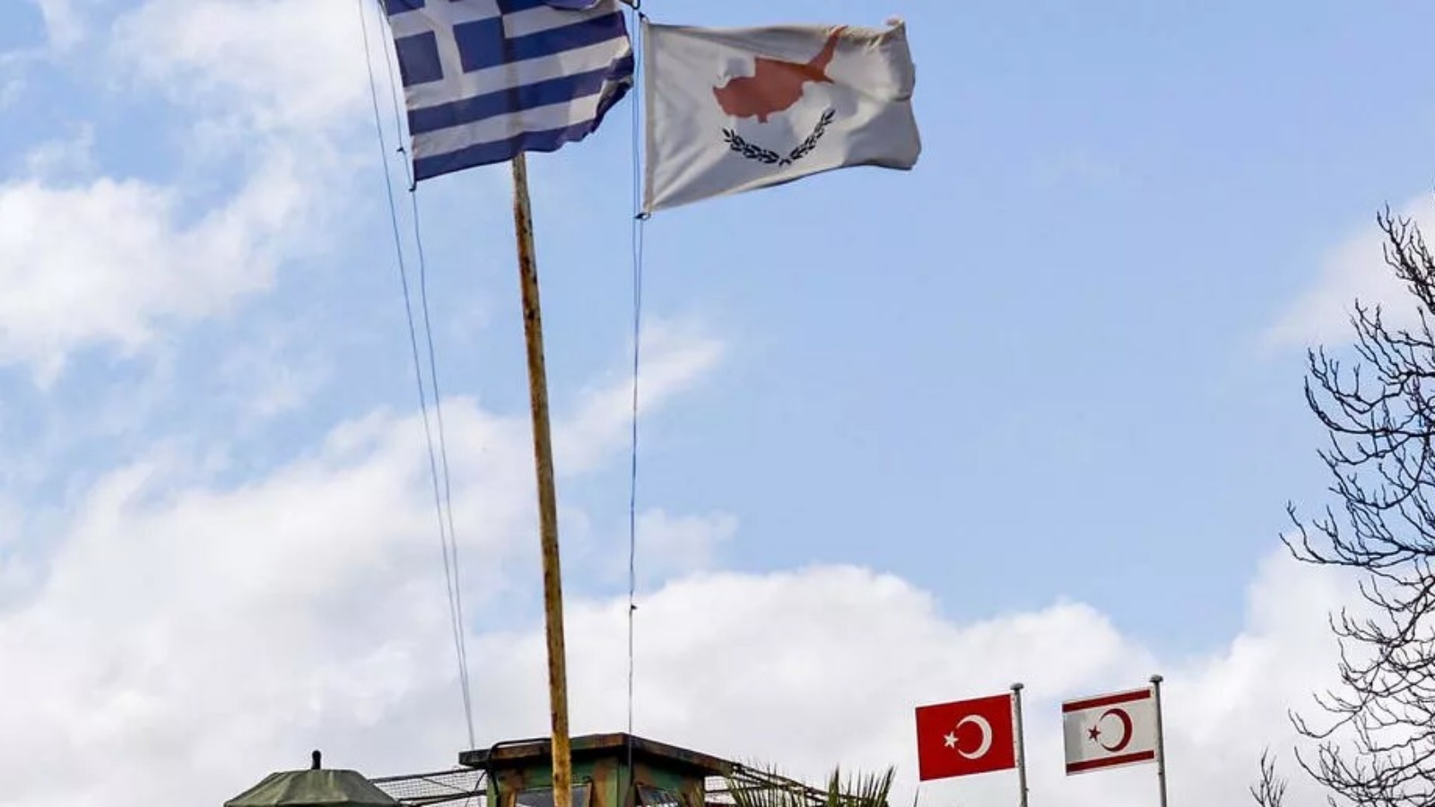 اعلام اليونان وقبرص وتركيا على نقطة عبور بين شمال وجنوب قبرص (أ ف ب)