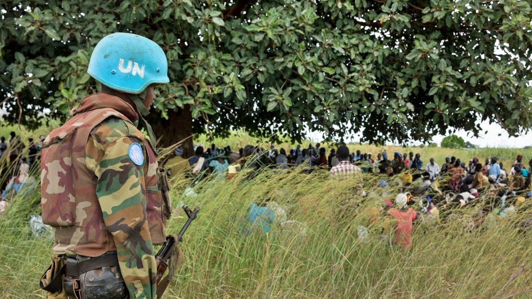 جندي من بعثة الأمم المتحدة لحفظ السلام في جنوب السودان (UNMISS) مع النازحين في قرية كودا الواقعة على بعد 45 كم غرب جوبا ، 26 سبتمبر 2016. تصوير: صور الأمم المتحدة / إسحاق بيلي