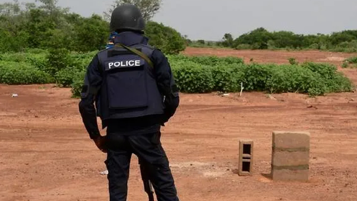 شرطي نيجري يقف حيث قتل 6 فرنسيين وسائقهم ودليلهم في 21 أغسطس الماضي