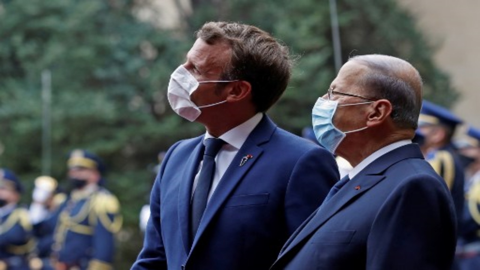 الرئيس الفرنسي إيمانويل ماكرون (إلى اليسار) يلتقي بالرئيس اللبناني ميشال عون في القصر الرئاسي في بعبدا ببيروت
