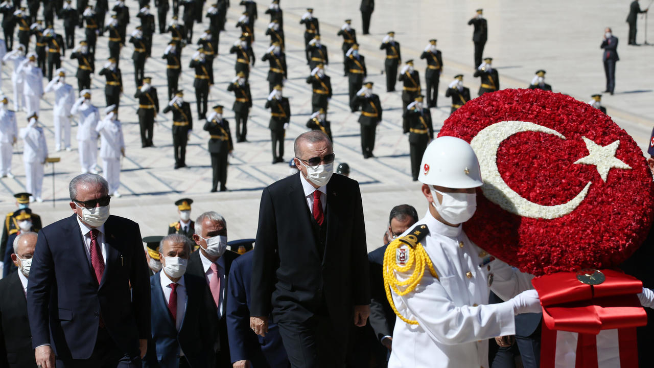 الرئيس رجب طيب أردوغان أمام ضريح مؤسس الجمهورية مصطفى كمال أتاتورك في أنقرة، 30 أغسطس 2020