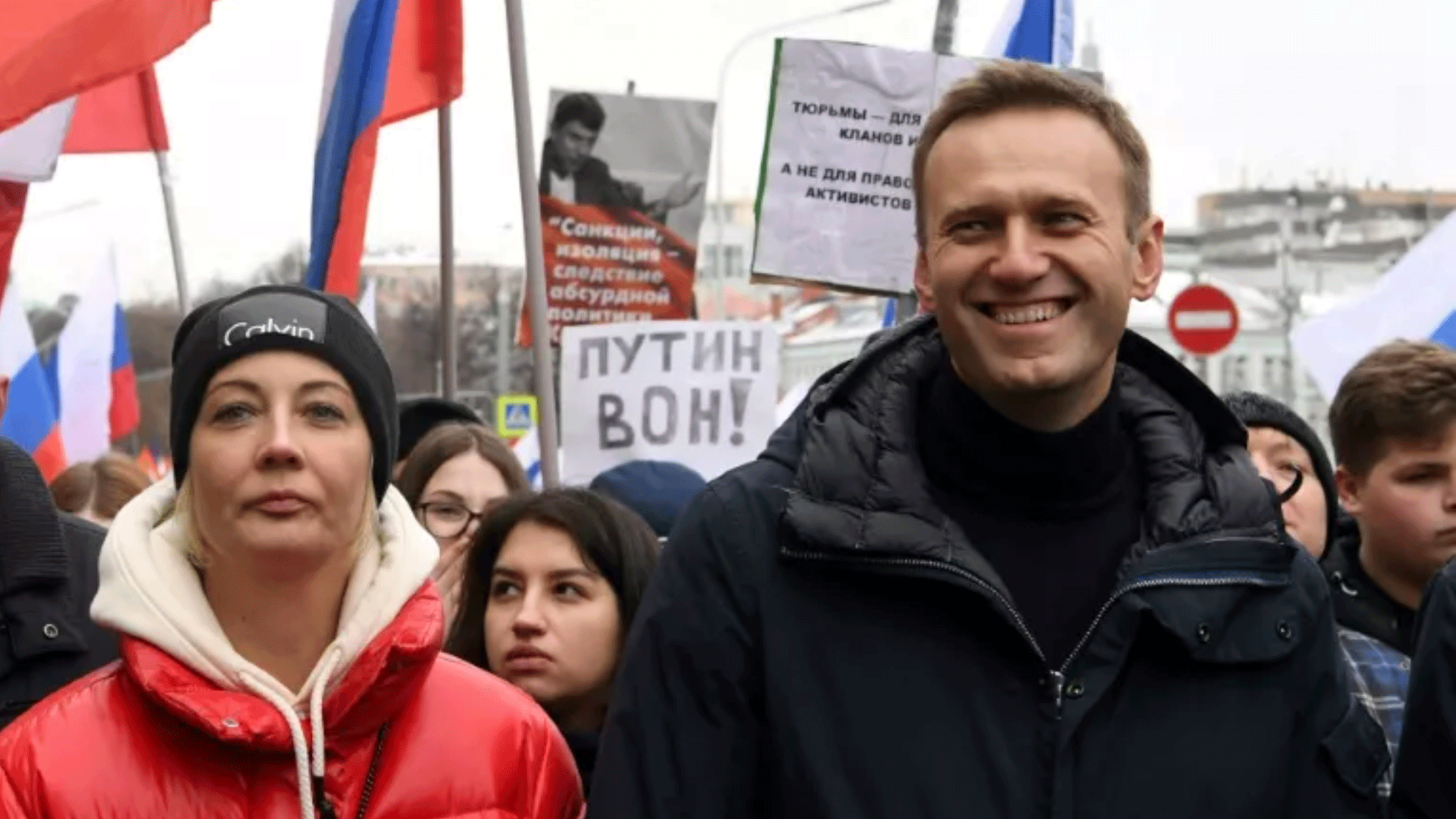 المعارض الروسي أليكسي نافالني وزوجته في إحدى التظاهرات في موسكو