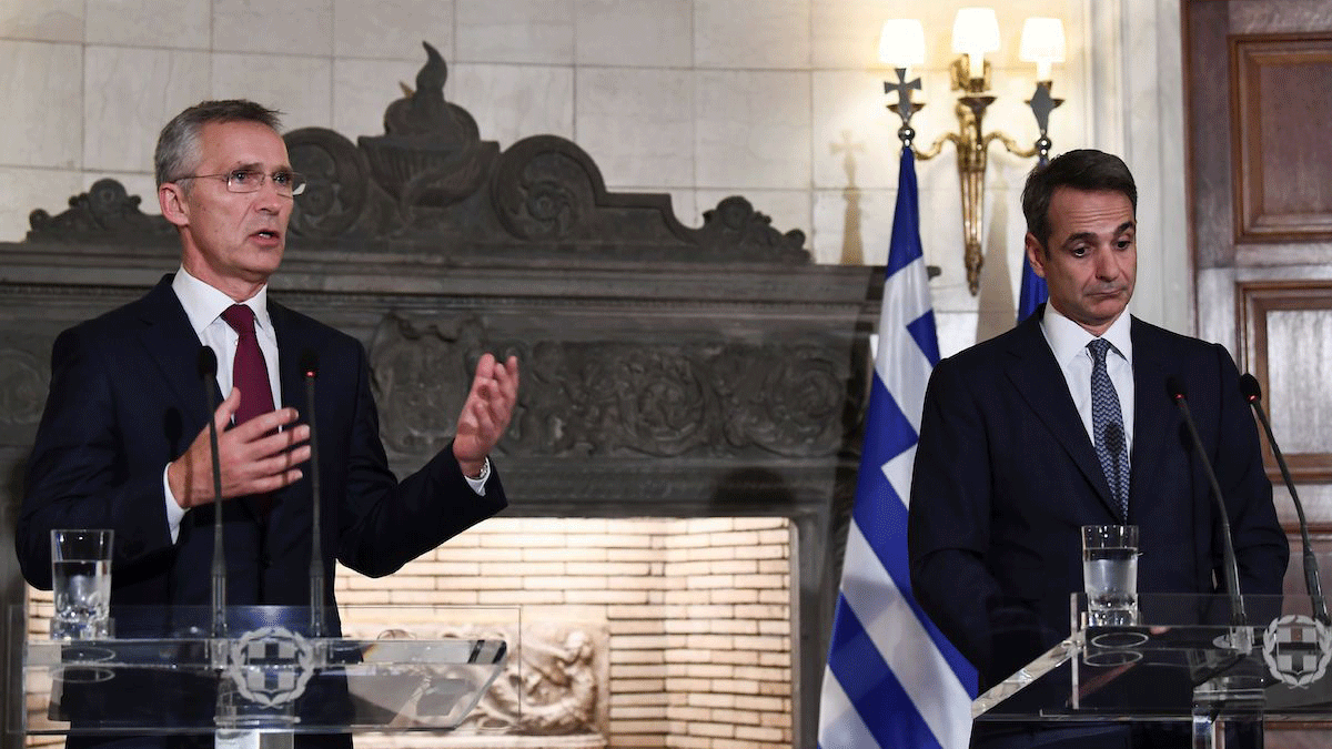 الأمين العام للناتو ينس ستولتنبرغ (يسار) و رئيس الوزراء اليوناني كيرياكوس ميتسوتاكيس خلال مؤتمر صحفي في أثينا، 10 أكتوبر 2019
