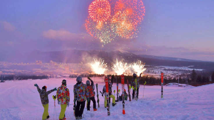 متزلجون يتابعون مشهداً احتفالياً بالألعاب النارية خلال افتاح منتجع جبلي في كوريا الشمالية