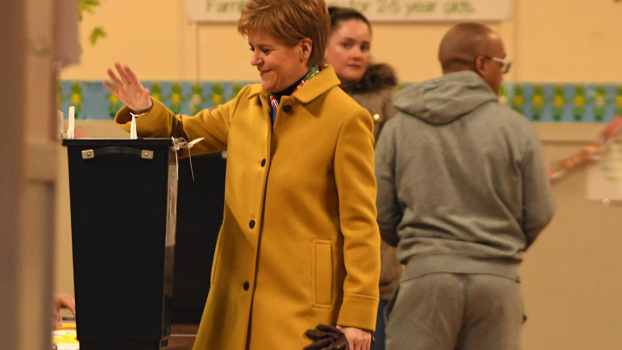 رئيسة وزراء اسكتلندا نيكولا ستورجون تدلي بصوتها في غلاسكو في 12 ديسمبر 2019 في الانتخابات التشريعية المبكرة البريطانية