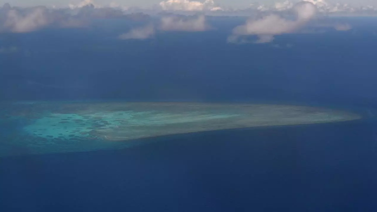 تطالب الحكومة الصينية لاعتبارات تاريخية كما تقول، بكل الجزر الصغيرة تقريبا في هذه المنطقة البحرية