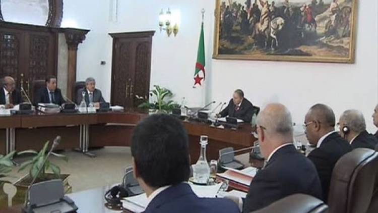 الرئيس الجزائري عبد المجيد تبون مجتمعاً بالوزراء 