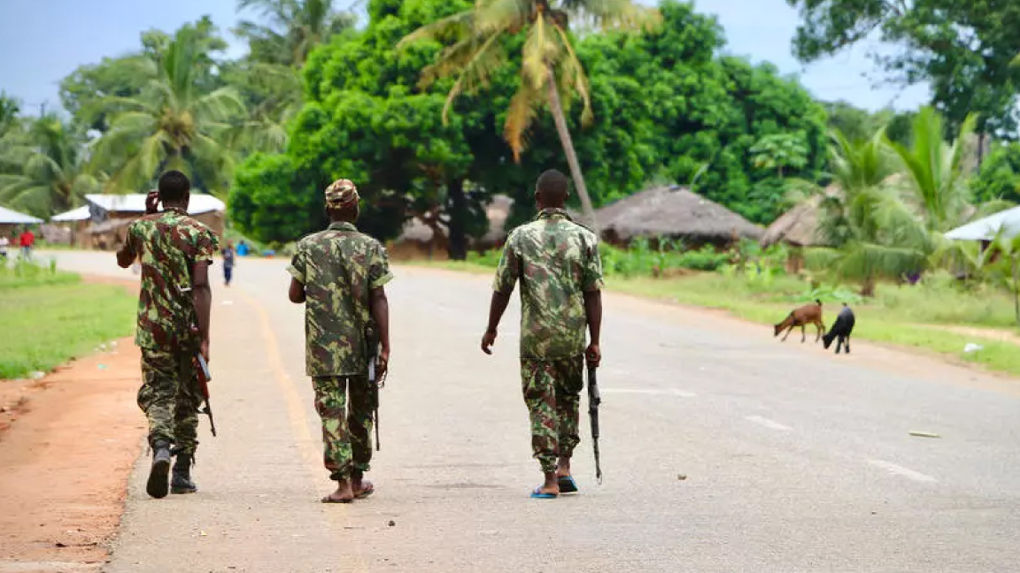 جنود موزمبيقيون في قرية موسيمبوا دا برايا التي سيطر الجهاديون على مرفئها في أغسطس الماضي 