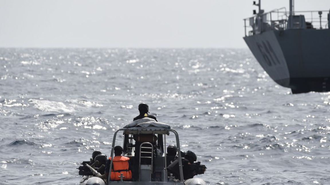 قارب لخفر السواحل النيجيرية يتجه صوب سفينة للقراصنة في أغسطس الماضي