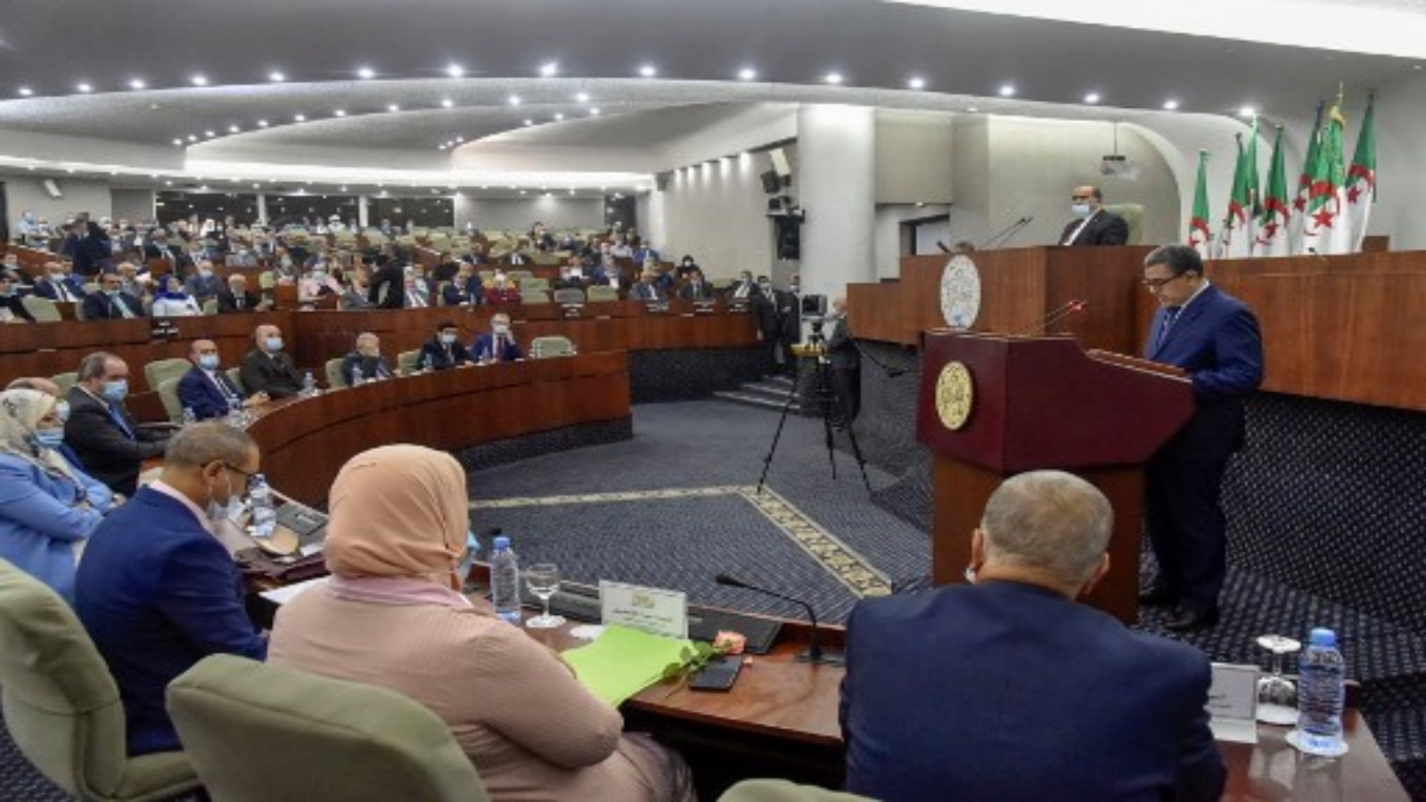 رئيس الوزراء الجزائري عبد العزيز جراد يلقي كلمة أمام أعضاء البرلمان خلال جلسة تصويت على الإصلاحات الدستورية في العاصمة الجزائر ، في 10 سبتمبر 2020