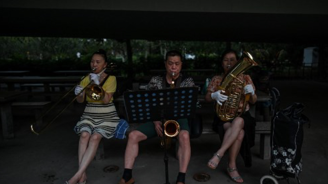 موسيقيون في حديقة عامة بمدينة ووهان ضمن حملة لتلميع صورة المدينة التي انطلق منها كورونا