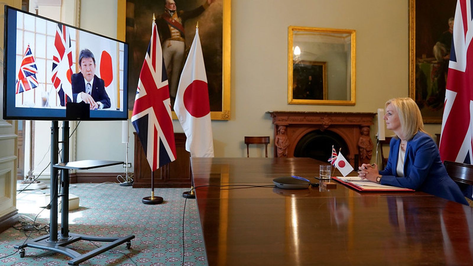 الوزيرة البريطانية تروس ووزير الخارجية الياباني في اتصال فيديو ت صورة من (شاشة سكاي نيوز) 
