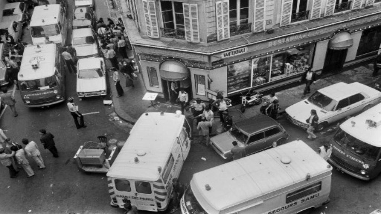 صورة بعد الحادث في الحي اليهودي في باريس الذي شهد الهجوم عام 1982 وأسفرعن مقتل ستة أشخاص وإصابة 22 آخرين 