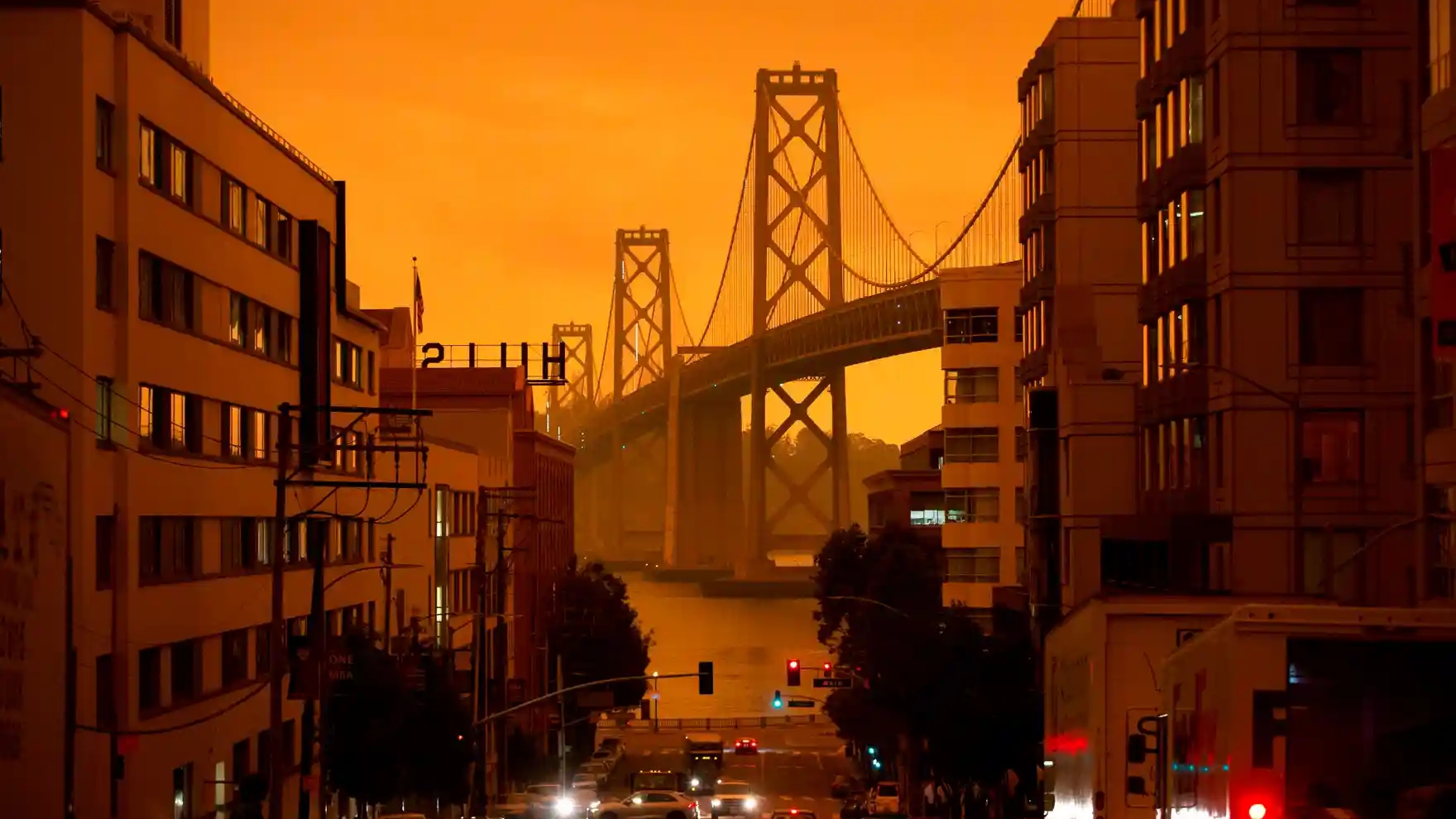 جسر سان فرانسيسكو تحت سماء برتقالية ملوثة بدخان الحرائق
