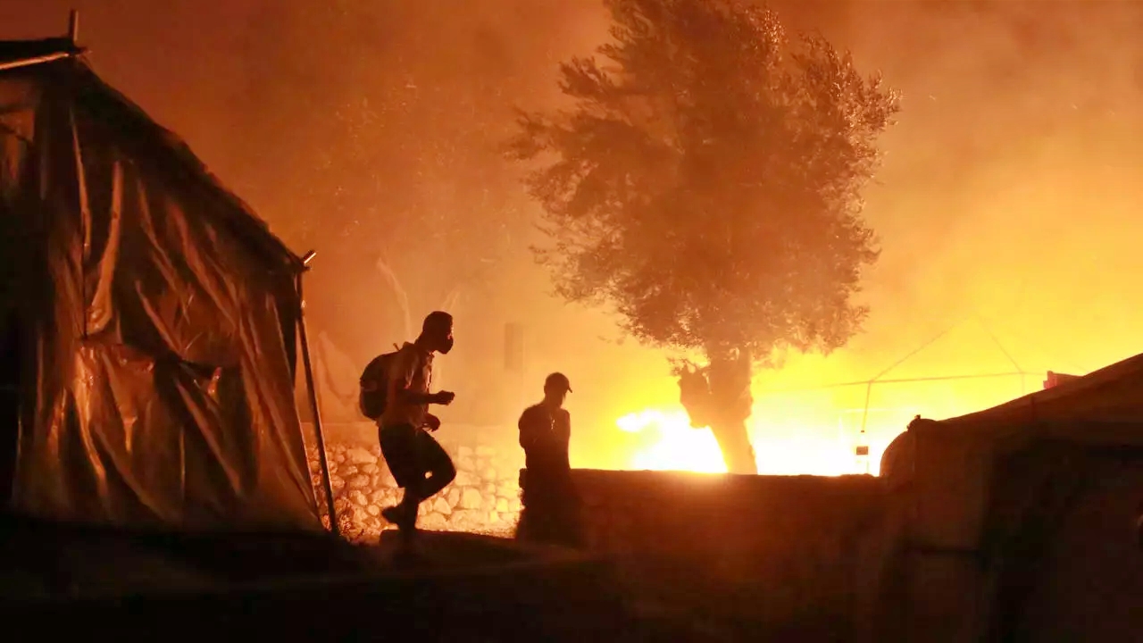 حرائق متفرّقة اندلعت فجر الأربعاء حول مخيّم موريا للاجئين في اليونان