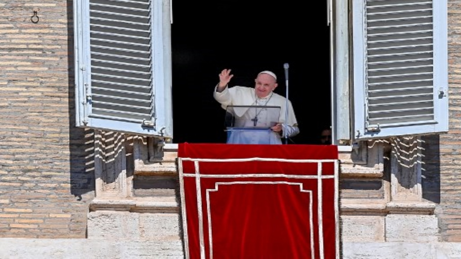 البابا فرنسيس يلوح للمصلين من نافذة القصر الرسولي المطل على ساحة القديس بطرس في الفاتيكان ، 6 سبتمبر 2020 ، خلال خلال قداس الأحد وسط 