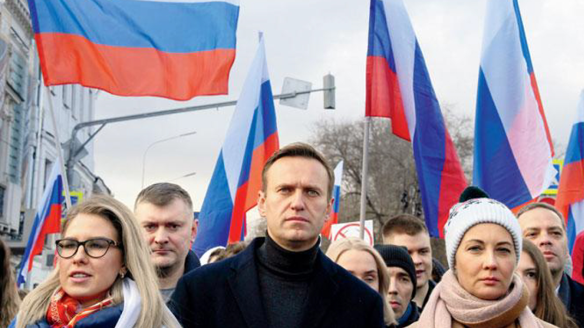 صورة أرشيفية للمعارض الروسي أليكسي نافالني وزوجته يوليا في إحدى التظاهرات في موسكو