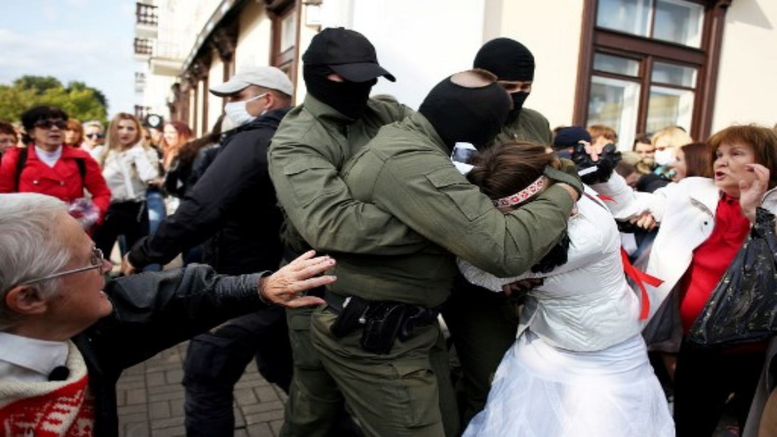 ضباط إنفاذ القانون في بيلاروسيا يحتجزون متظاهرين خلال مسيرة احتجاجية على نتائج الانتخابات الرئاسية في مينسك في 12 سبتمبر 2020