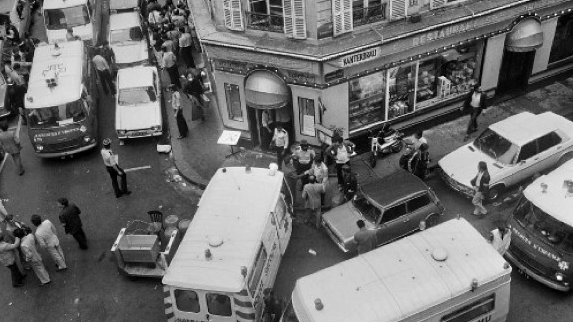 سيارات شرطة وإسعاف في شارع روزييه الباريسي بعد الهجوم في 9 أغسطس 1982