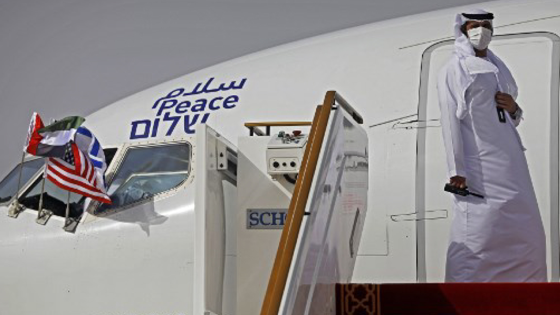 رجل أمن إماراتي يفتح باب طائرة العال بعد وصولها إلى أبوظبي في 31 أغسطس في أول رحلة تجارية بين الإمارات وإسرائيل