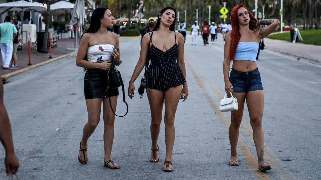 ميامي بيتش في فلوريدا: تشكو السلطات من ضعف التقيد بتدابير كورونا لجهة ارتداء الكمامة