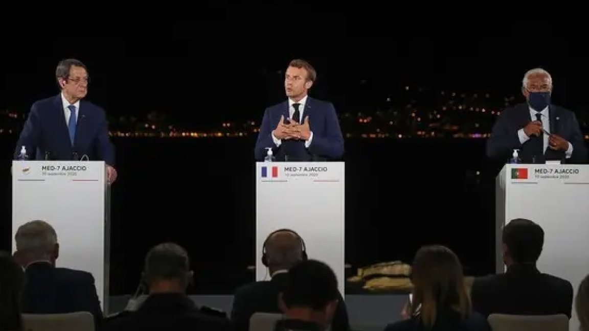 الرئيس الفرنسي متحدثًا في مؤتمر صحافي في ختام قمة دول جنوب أوروبا الخميس