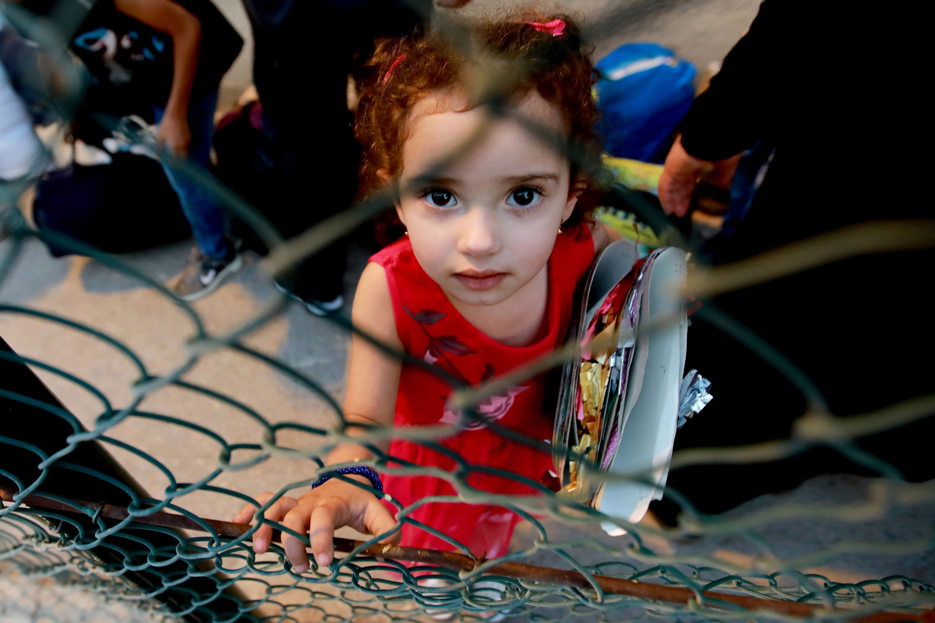 طفلة لأبوين سوريين لاجئين في لبنان فيما تستعد العائلة لمغادرة العاصمة اللبنانية بيروت والعودة إلى الديار في سوريا في 9 سبتمبر 2018