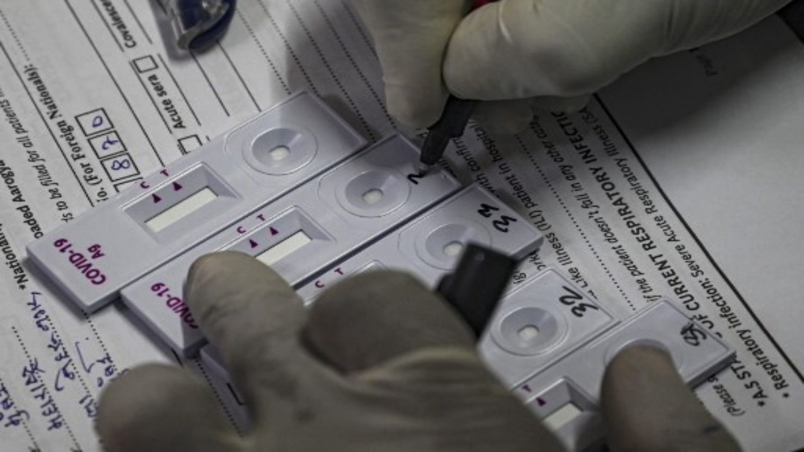 ممرض يضع رقمًا على مجموعة اختبار سريع أثناء فحص فيروس كورونا لموظفي الخدمة المدنية في مومباي في 10 سبتمبر 2020