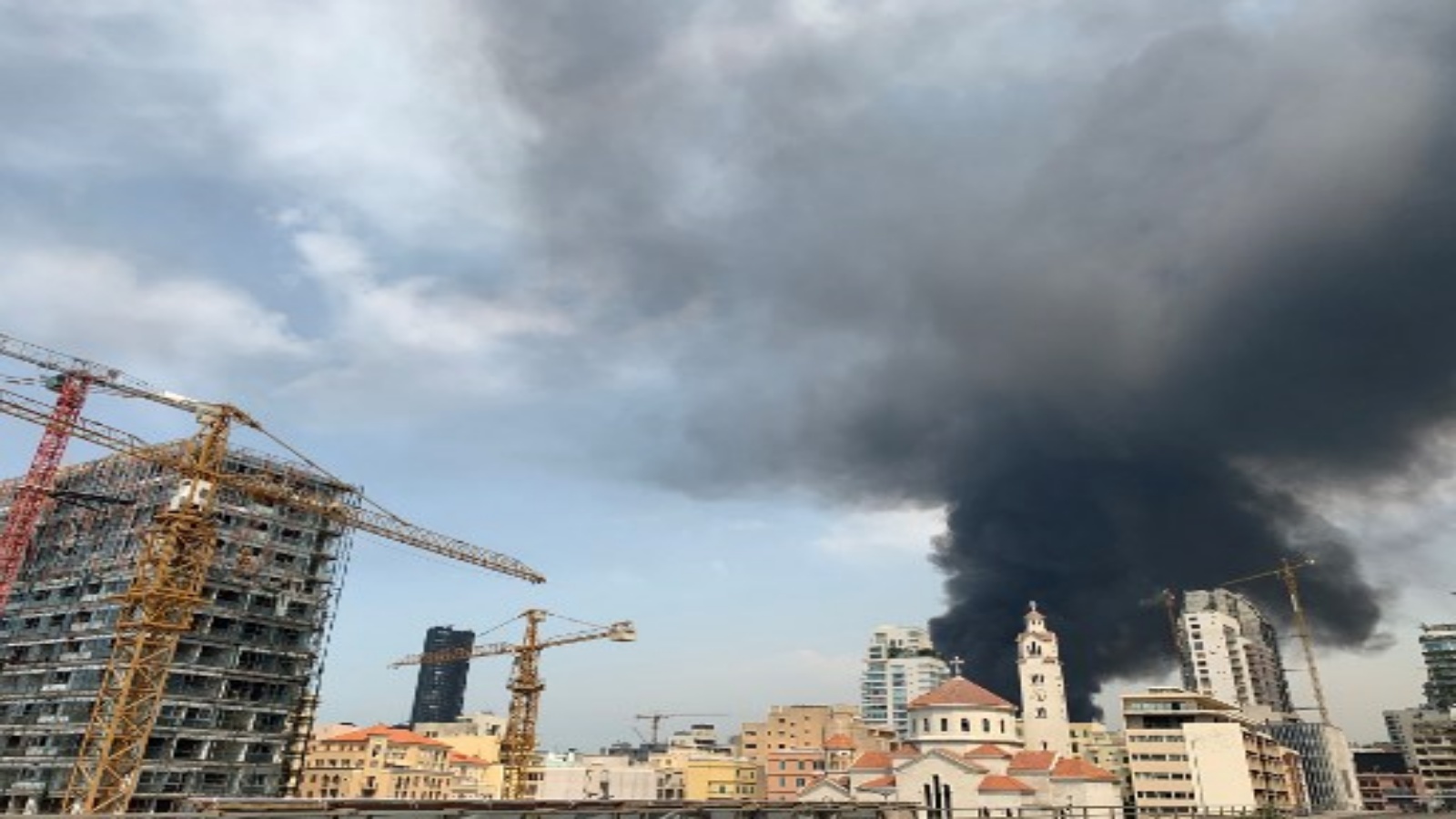 صورة تظهر الدخان الناجم عن الحريق الهائل في ميناء بيروت في 10 سبتمبر 2020
