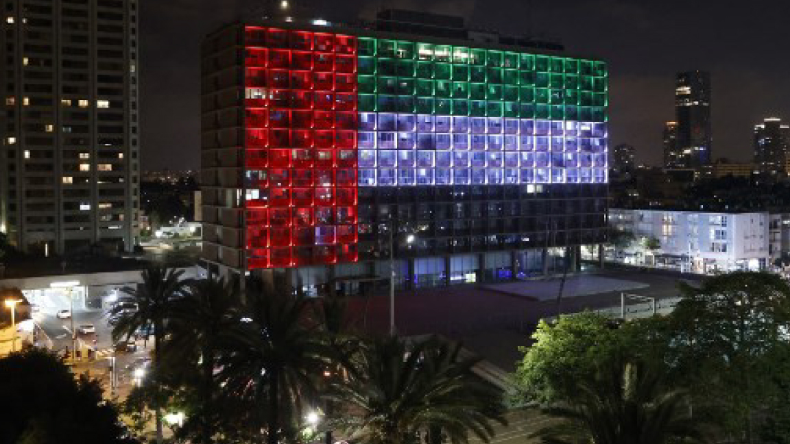 بلدية تل أبيب مضاءة بألوان العلم الإماراتي يوم الإعلان عن الاتفاق الإماراتي - الإسرائيلي في 13 أغسطس