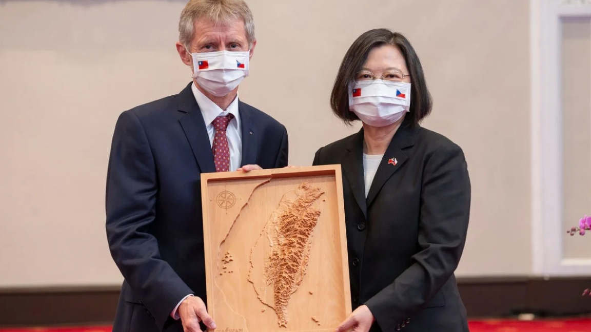 رئيس البرلمان التشيكي يتلقى من الرئيسة التايوانية خريطة لتايوان في القصر الرئاسي في اليبيه الخميس