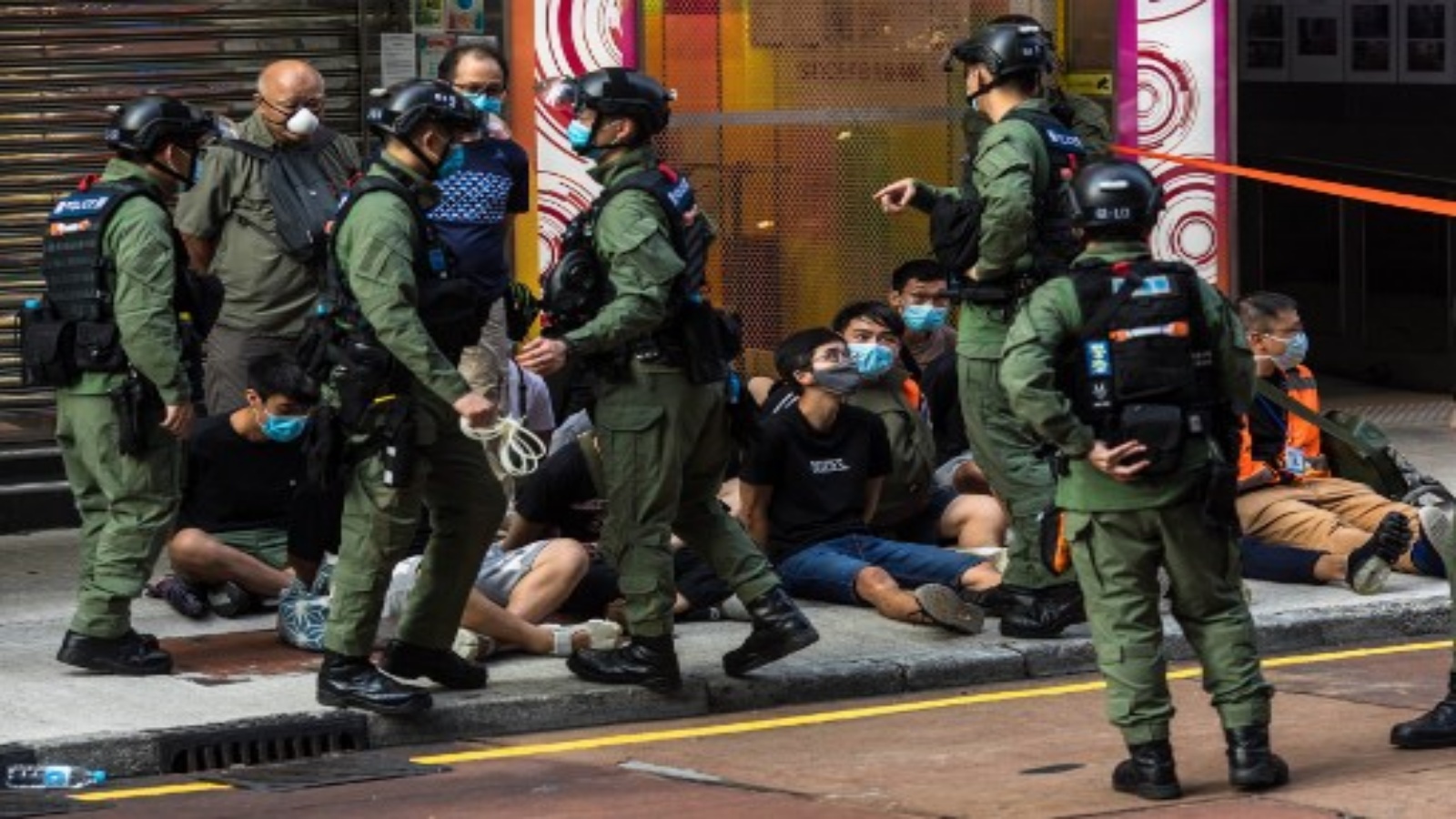 شرطة هونغ كونغ اعتقلت ما يقرب من 100 شخص في 6 أيلول عندما هاجم ضباط مكافحة الشغب المتظاهرين