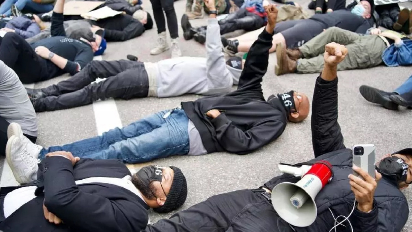 متظاهرون في مينيابوليس في وقت محاكمة قتلة جورج فلويد الجمعة