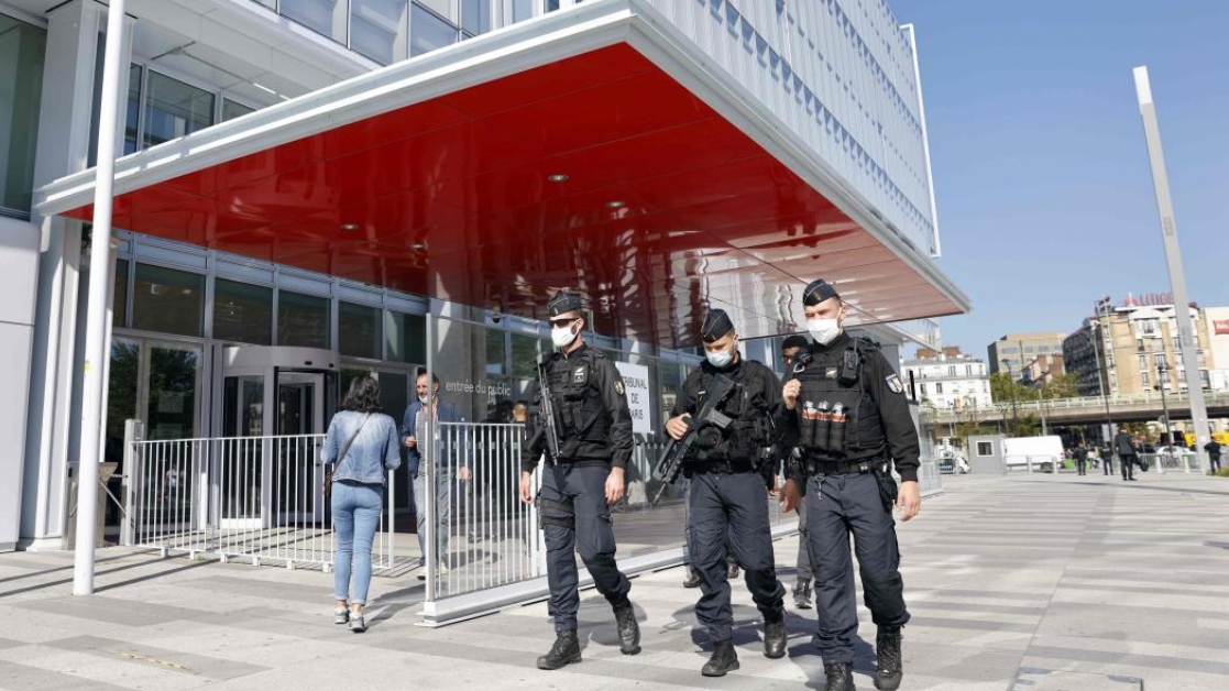 دورية للشرطة أمام محكمة باريس يوم انطلاق المحاكمات المشتبه بهم في جريمة شارلي إيبدو 
