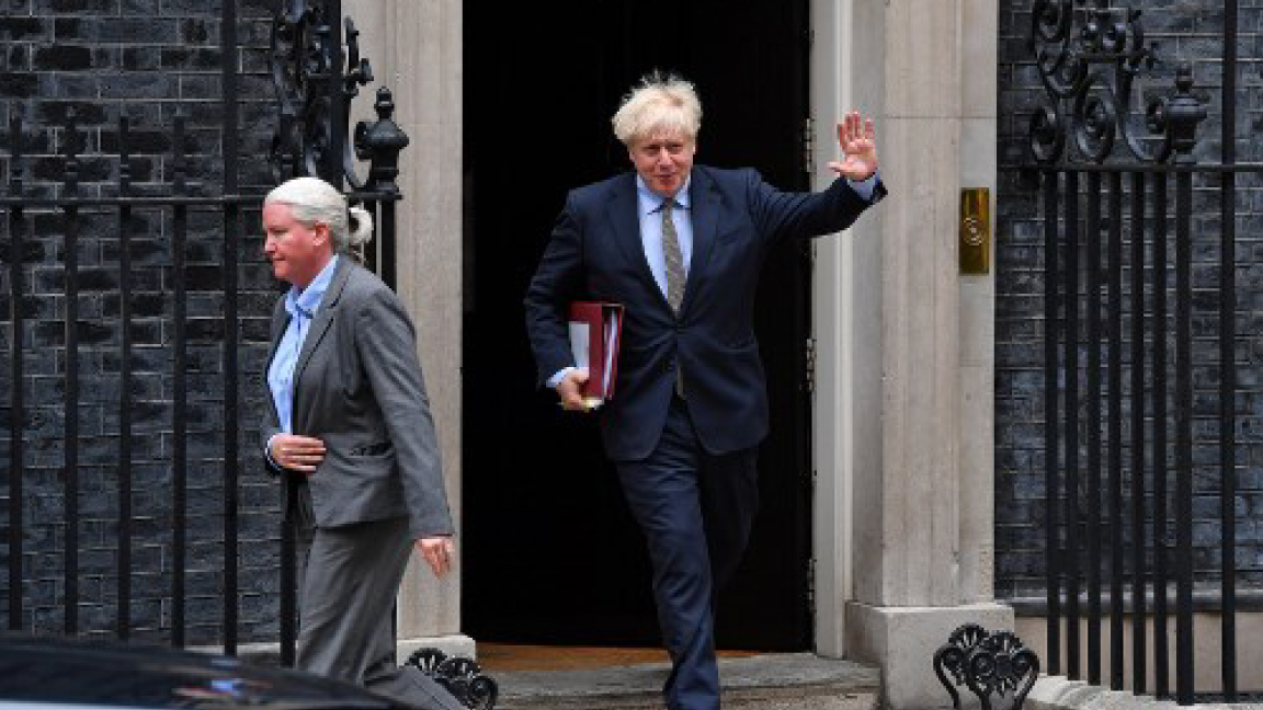 رئيس الحكومة البريطاني مغادرًا مقر الحكومة الأربعاء