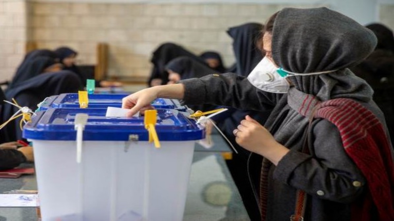 ناخبة ايرانية تدلي بصوتها في انتخابات فبراير 2020 - أرشيف