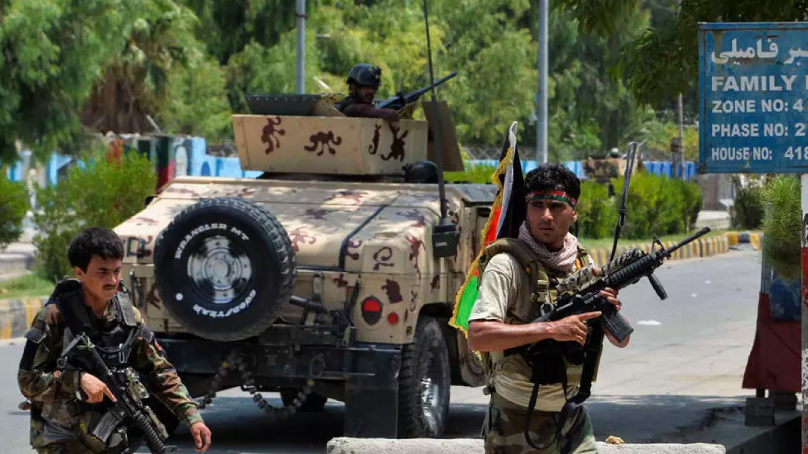 جنود أفغان أمام سجن في جلال أباد في أغسطس الماضي
