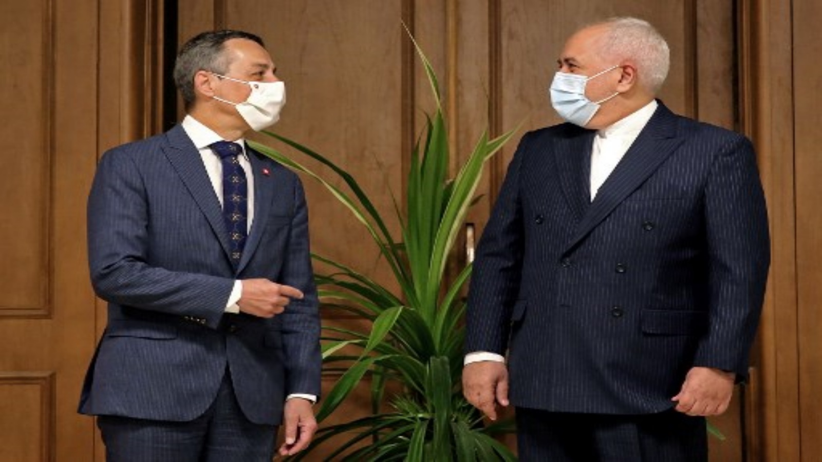 وزير الخارجية السويسري إغناسيو كاسيس مع نظيره الايراني جواد ظريف بطهران