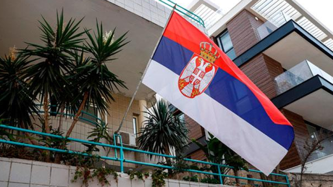 علم كوسوفو على شرفة سفارتها في تل أبيب السبت