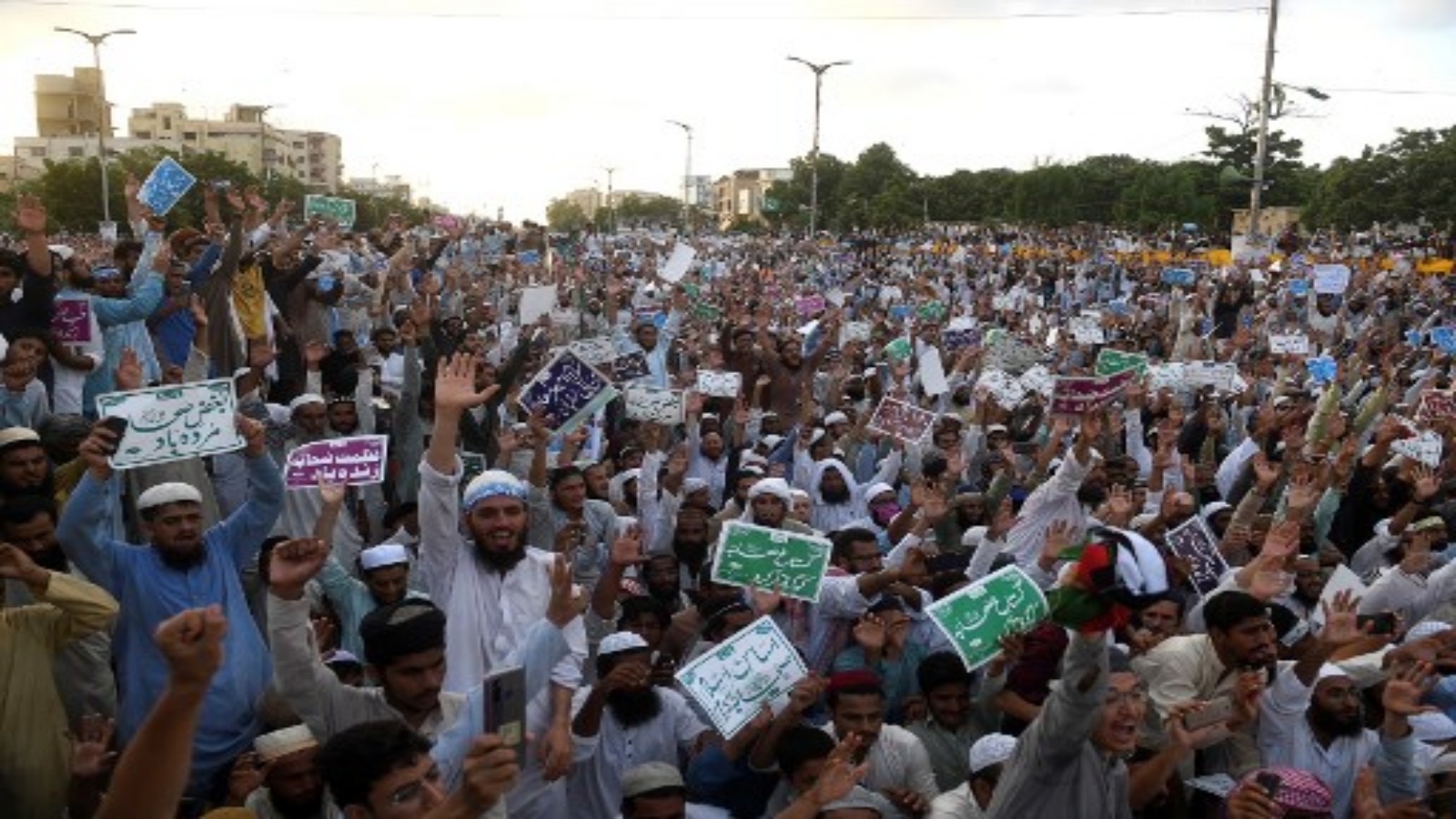 متظاهرون من المسلمين السنة يرددون هتافات خلال مظاهرة مناهضة للشيعة في كراتشي في 11 سبتمبر 2020.