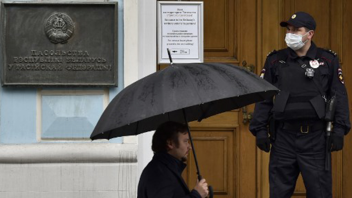 شرطي روسي يحرس سفارة بيلاروسيا في موسكو الثلاثاء