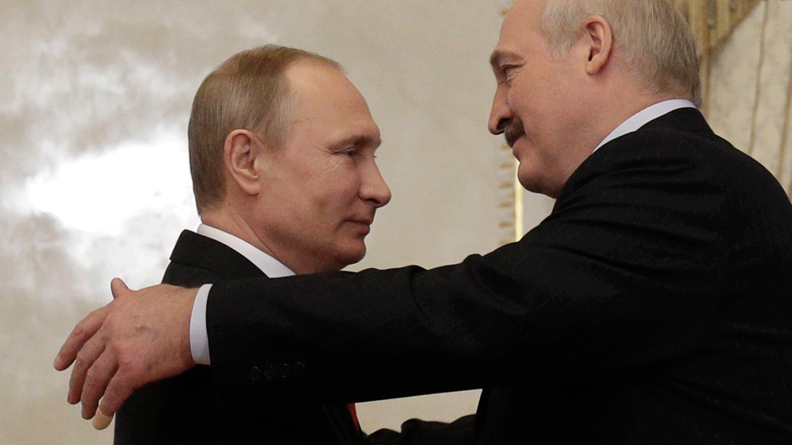 رئيس بيلاروسيا ألكسندر لوكاشنكو (يمين) ونظيره الروسي فلاديمير بوتين في لقاء سابق